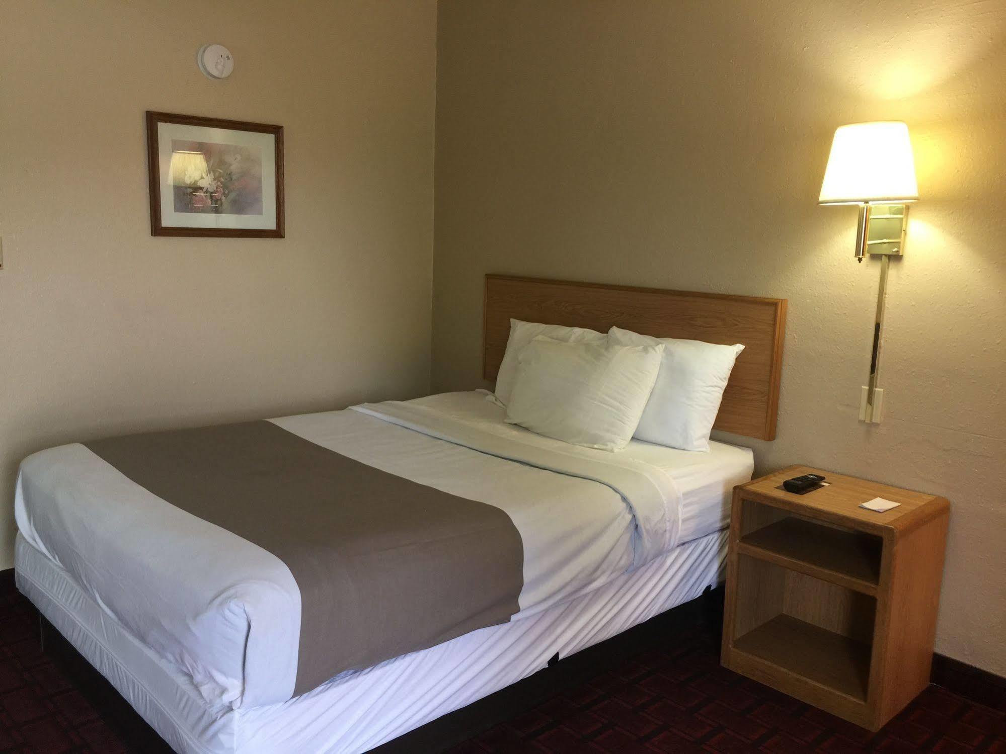 Economy Inn מק'קוק מראה חיצוני תמונה